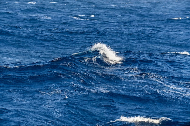 Lindas ondas marinhas e céu com nuvens com bela iluminação mar do caribe