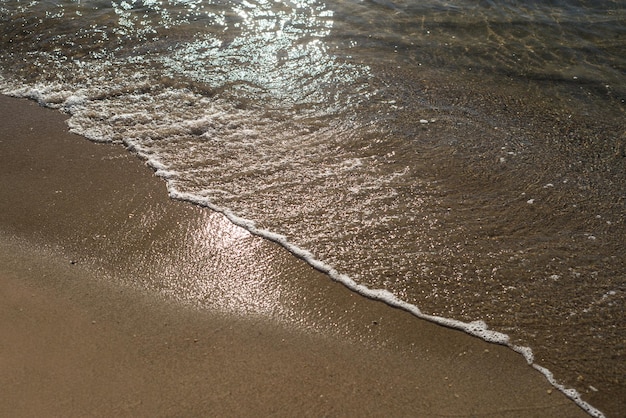 Lindas ondas na praia do oceano ou do mar