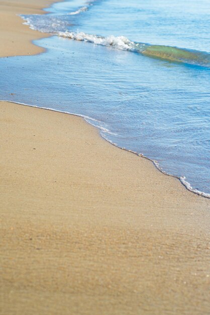 Lindas ondas na praia do oceano ou do mar