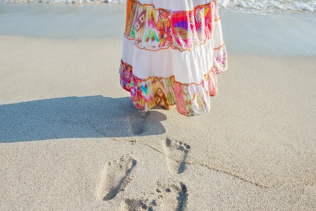 Lindas pegadas com pés no fundo de areia