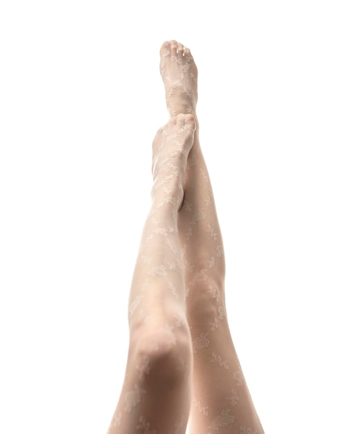 Lindas pernas femininas esbeltas vestindo meia-calça branca em um fundo branco