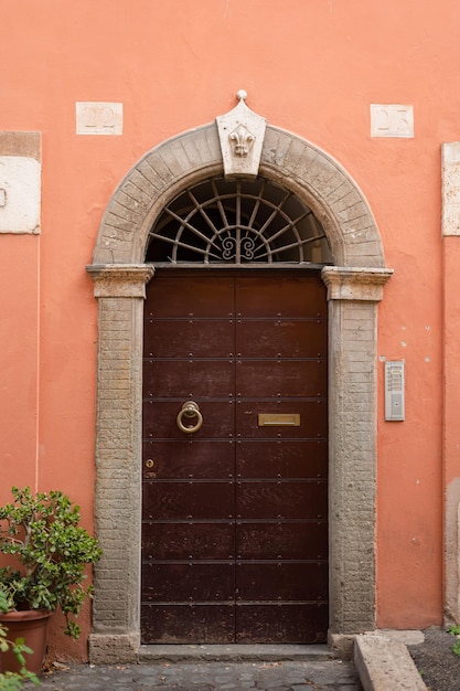 Lindas portas antigas de madeira esculpida na rua na área de trastevere