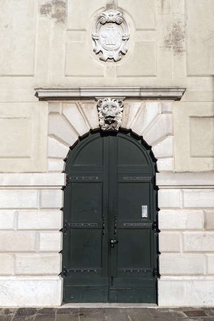 Foto lindas portas em veneza em estilo antigo, itália veneza.