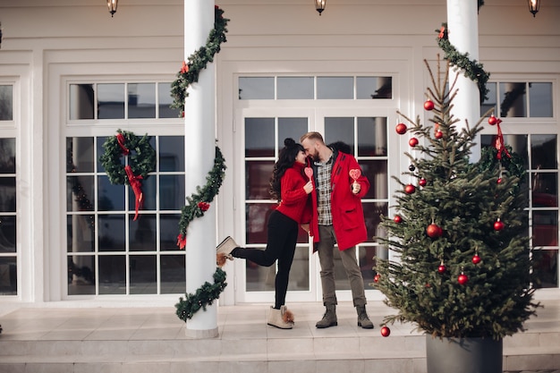 Lindas presidiárias passam o Natal juntas, comem pirulitos e decoram a casa