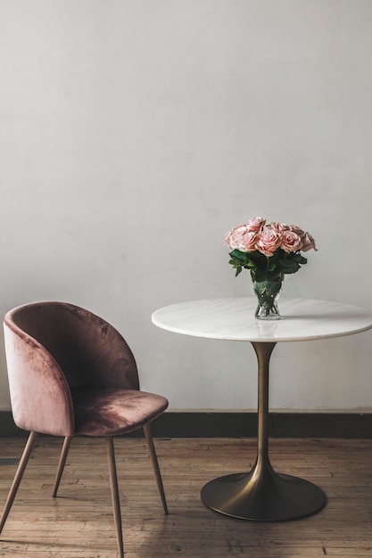 Lindas rosas cor de rosa em um vaso sobre uma mesa