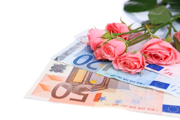 Lindas rosas e dinheiro, isolados em branco