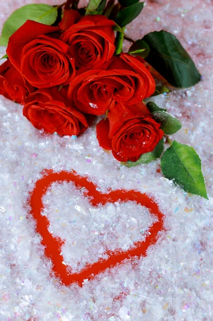 Lindas rosas vermelhas com forma de coração, dia dos namorados.