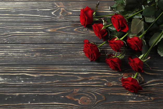 Lindas rosas vermelhas no fundo. Espaço para texto. Presente de dia dos namorados.