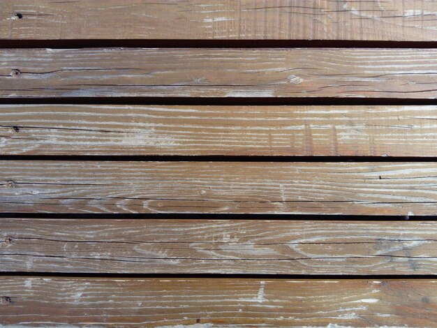 Lindas tábuas marteladas lisas e sem pintura Superfície de madeira com rachaduras Uma plataforma ou escada de madeira Produto de marcenaria e carpintaria A textura do material natural