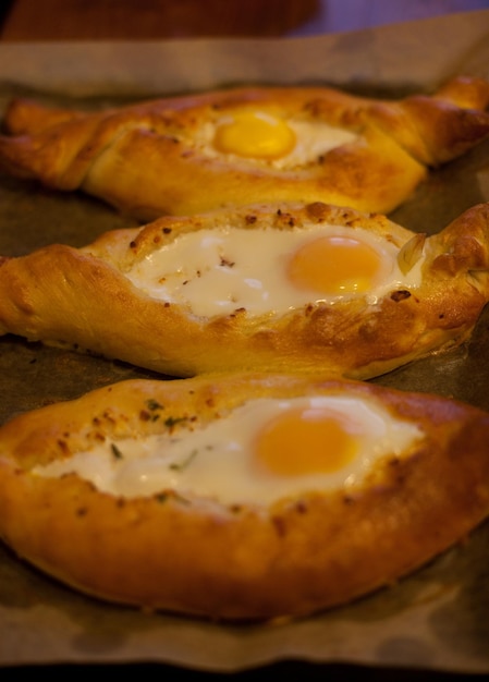 Foto lindas tortas abertas khachapuri com ovo cozinha georgiana