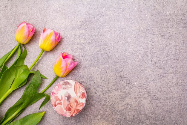 Lindas tulipas e caixa de presente