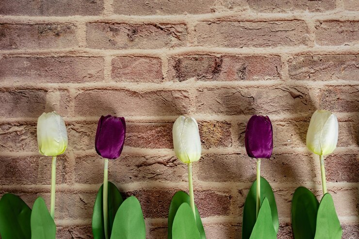 Foto lindas tulipas no fundo da parede de tijolos lindo cartão com tulipas para o dia das mães
