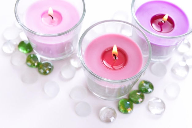Lindas velas coloridas isoladas em branco