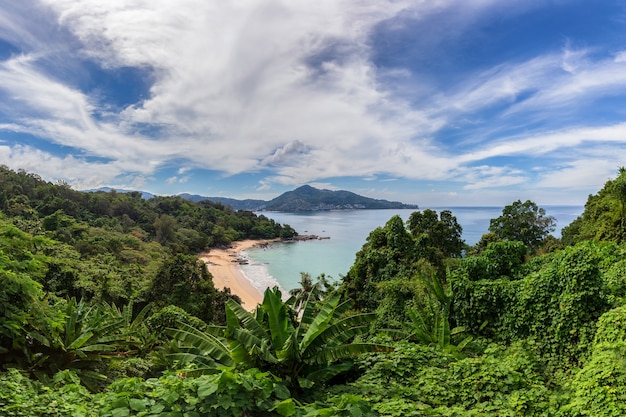 Lindas vistas que oferecem uma vista panorâmica das praias da Ilha de Phuket em dias ensolarados, Phuket, Tailândia