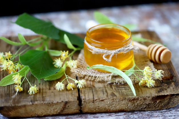 Linden sommerhonig in einem glas