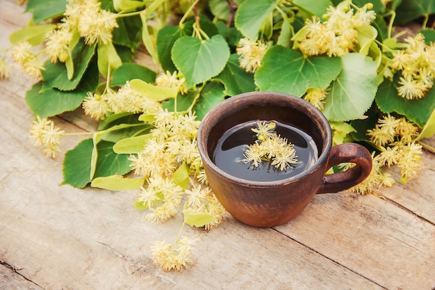 Linden Tee und Blumen. Selektiver Fokus