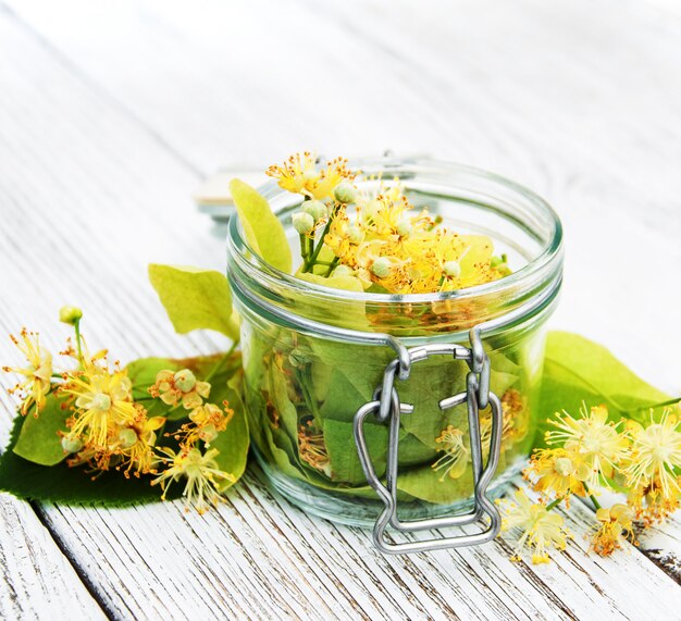 Lindenblüten im Glas