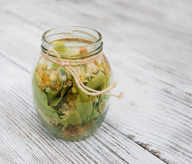 Lindenblüten im Glas