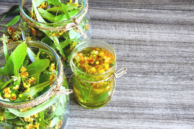 Lindenblüten in einem Glas. Ernte von Linden-Tee. Linden Tee. Heilender Kräutertee.