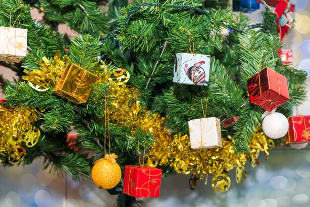 Lindo acessório decorado árvore de natal, espumante e fundo de bokeh de férias de fadas