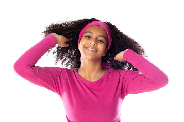 Lindo adolescente africano con una diadema rosa aislado sobre un fondo blanco.