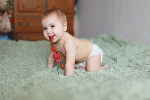 Lindo adorable bebé recién nacido de 3 meses con pañales. Hapy pequeña niña o niño mirando a la cámara. Cuerpo y piel secos y saludables para el concepto de niños. Guardería del bebé