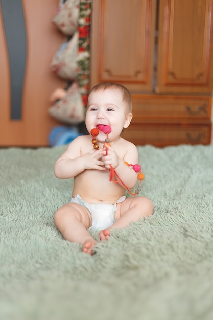 Foto lindo adorable bebé recién nacido de 3 meses con pañales