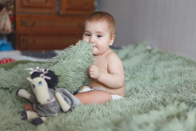 Lindo adorável bebê recém-nascido de 3 meses com fraldas