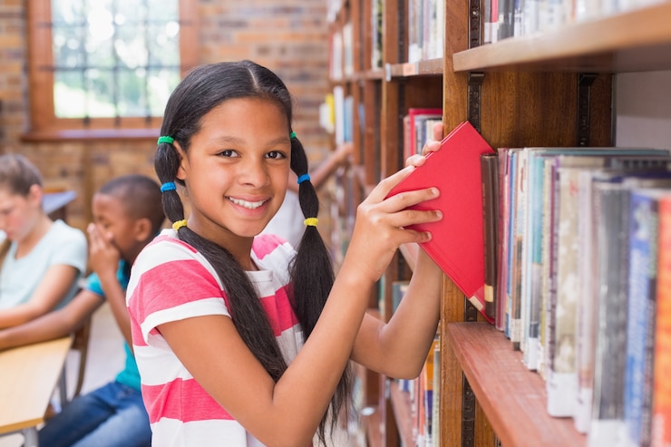 Foto lindo alumno buscando libros en la biblioteca