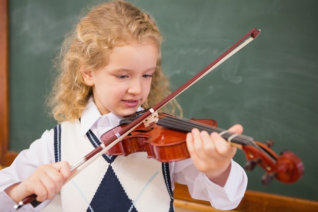 Lindo alumno tocando el violín