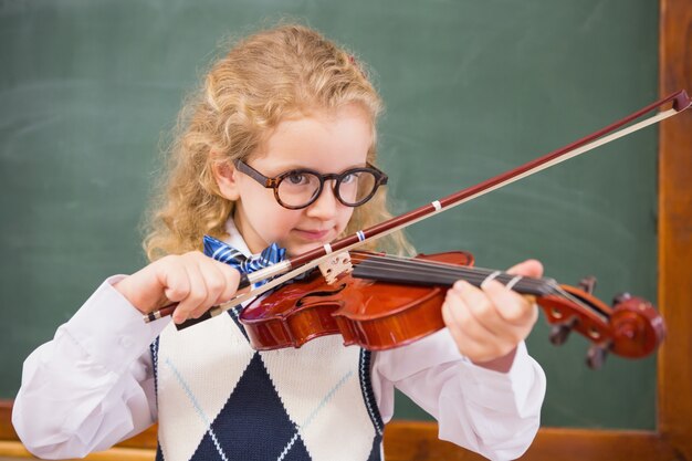 Lindo alumno tocando el violín