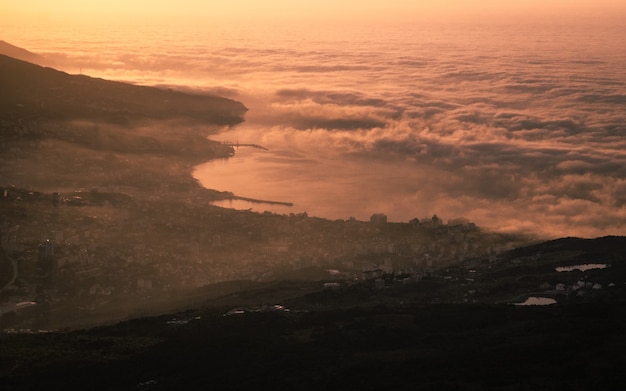 Lindo amanhecer com nuvens acima do mar