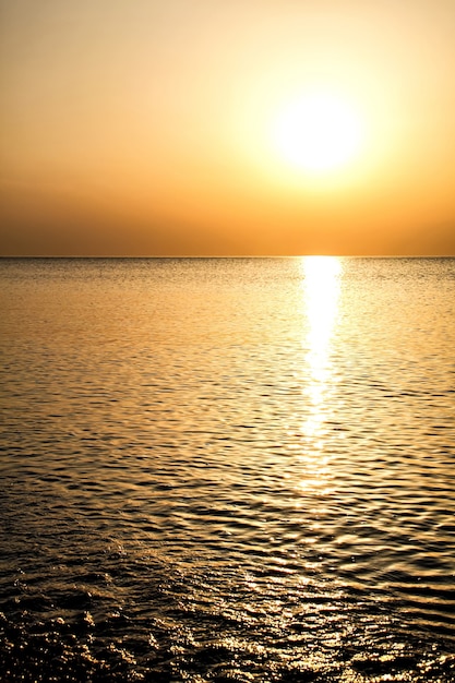 Lindo amanhecer dourado visto da praia de Rodes, Grécia