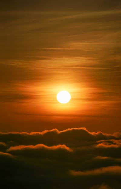 Lindo amanhecer nublado com céu nublado em vista aérea