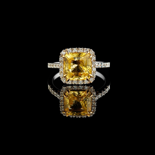 Lindo anel de ouro branco com safira amarela e diamantes em um fundo preto