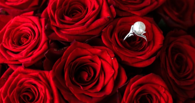 Lindo anel de pérola de ouro branco e buquê de rosas vermelhas, joias de luxo, presente de amor no Dia dos Namorados e feriados românticos
