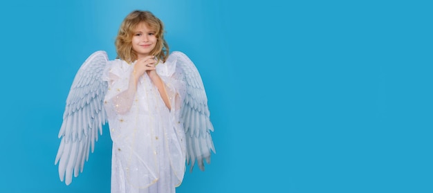 Lindo anjinho isolado foto de estúdio linda criança bonita com banner de asas de anjo para cabeçalho des