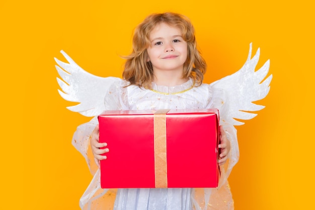 Lindo anjo garoto loiro com caixa de presente presente dia dos namorados pequeno anjo cupido criança com asas studi