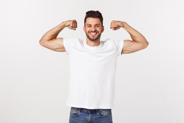 Lindo apto jovem engraçado barbudo homem apontando para o bíceps e sorrindo