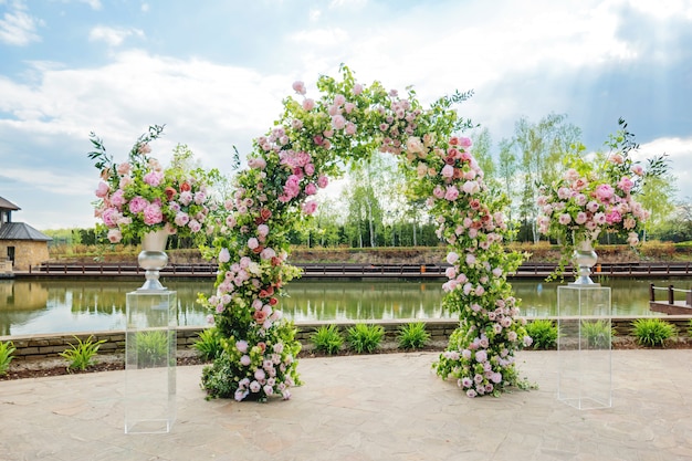 Lindo arco floral para cerimônia de casamento