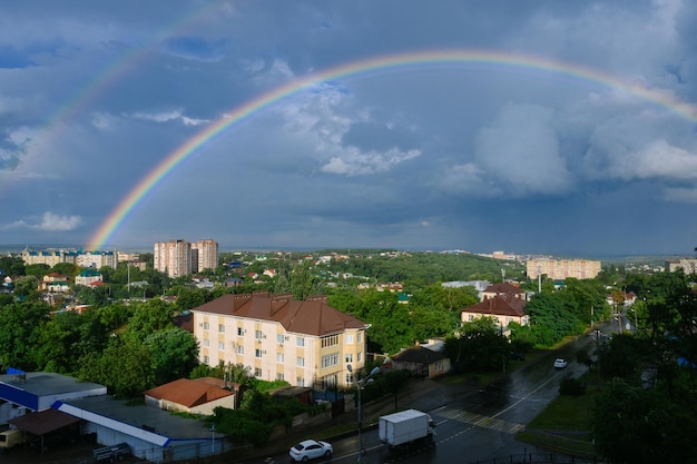 lindo arco-íris brilhante sobre a cidade. Foto de alta qualidade