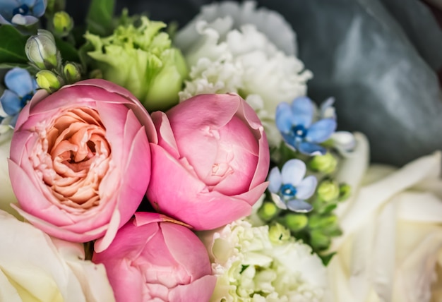 Lindo arranjo de buquê de flores close-up em tons pastel de decoração de rosas e decoração