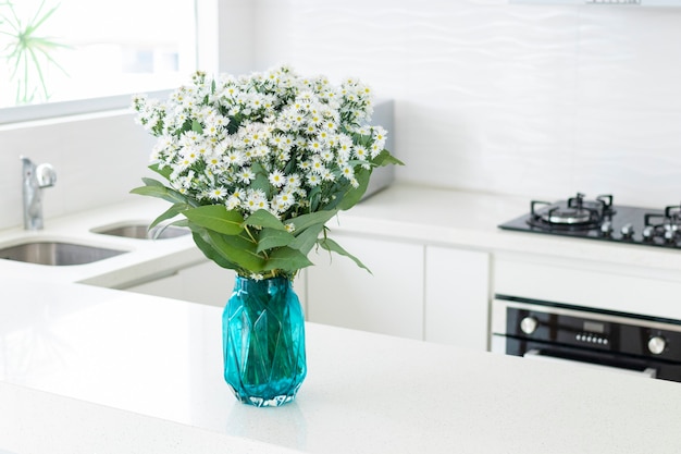 Lindo arranjo de flores em uma cozinha doméstica