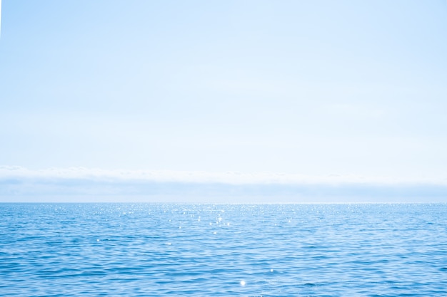 Lindo azul cintilante do mar Negro, céu, horizonte e nuvens em tempo ensolarado. Costa russa.