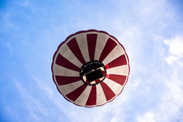 Lindo balão de ar quente de baixo