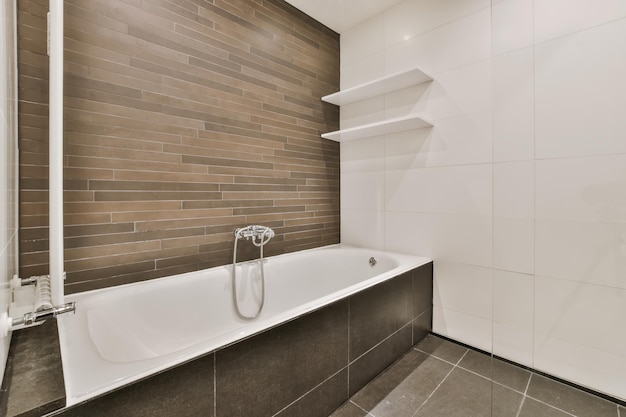 Lindo banheiro com banheira grande em apartamento moderno