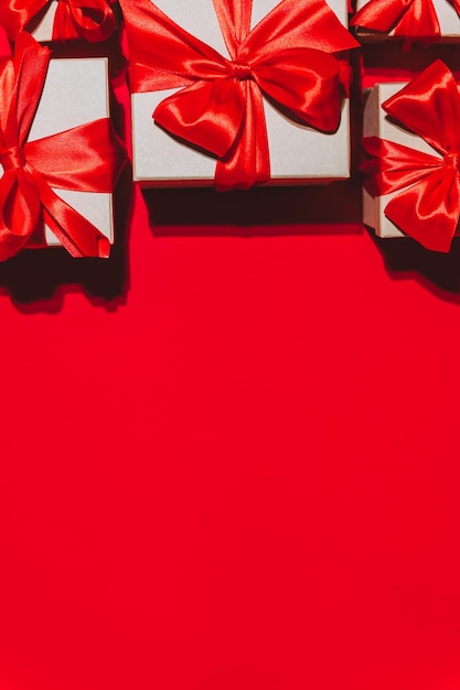 Lindo banner vertical festivo de Natal ou cabeçalho de férias presentes em fundo vermelho caixas de presente de Natal na temporada de férias vermelha Ano Novo Copiar espaço para texto