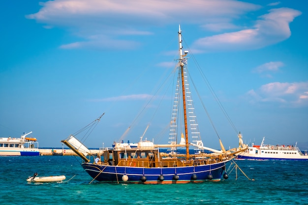 Lindo barco de madeira na água eu