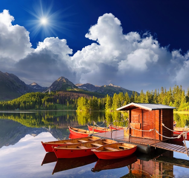 Lindo barco vermelho em um lago de montanha Strbske Pleso, Eslováquia, Europa