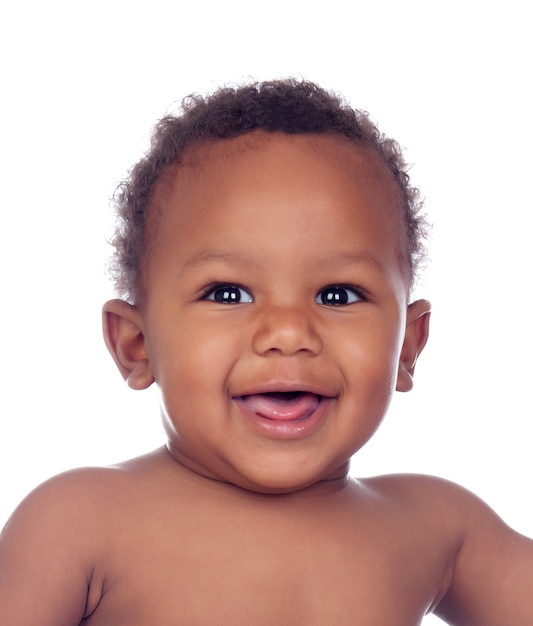 Lindo bebê africano com um sorriso fofo isolado em um fundo branco